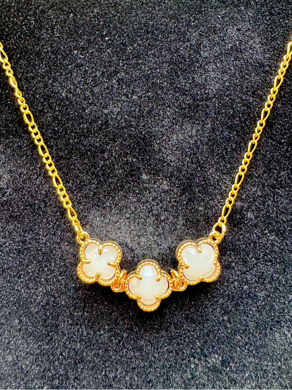 💕Artisan 14kt Gold and White Clover Necklace on Figaro Chain